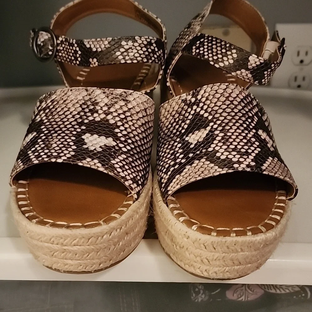 Universal Threads platform wedges w/ snake skin faux size 8 1/2 W